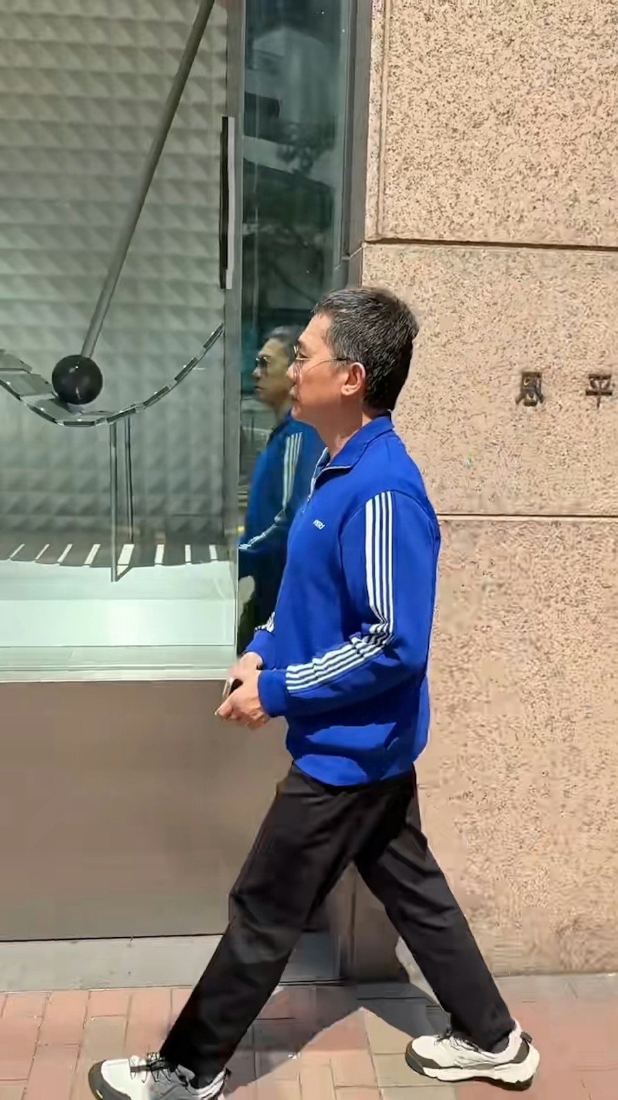遭酸淪普通老頭！62歲金馬影帝「戴墨鏡現身街頭」被拍到　下秒「走進一家店」網盛讚：果然是真愛