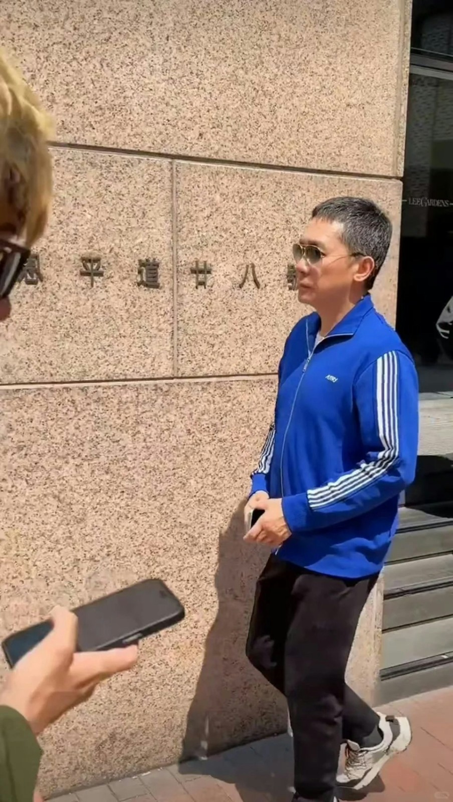 遭酸淪普通老頭！62歲金馬影帝「戴墨鏡現身街頭」被拍到　下秒「走進一家店」網盛讚：果然是真愛
