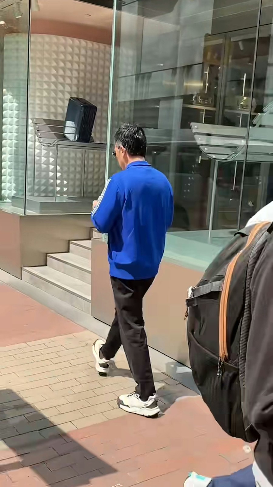 遭酸淪普通老頭！62歲金馬影帝「戴墨鏡現身街頭」被拍到　下秒「走進一家店」網盛讚：果然是真愛