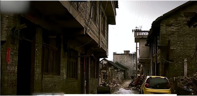 放學回家出事！9歲女孩被綁床上「6天不給食物不給水」　親媽開庭淚訴原因：「我都是為她好啊...」