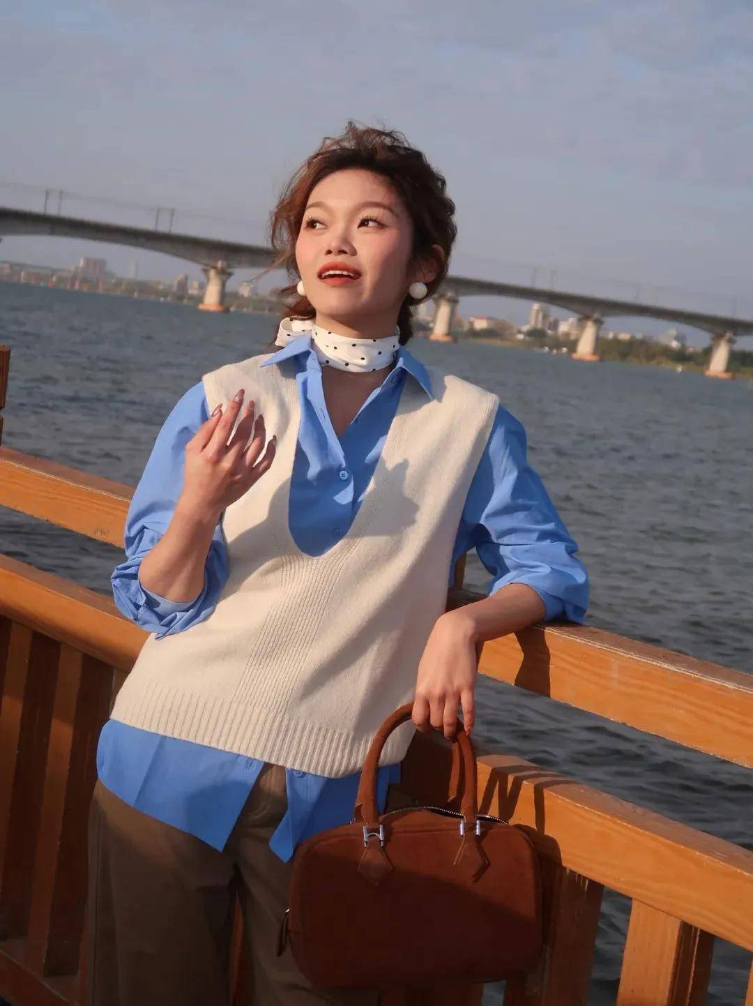 絲巾不只繫脖子！教你「9種不老氣的繫法」超乎想像　一條小小絲巾「能遮肉、能顯瘦」