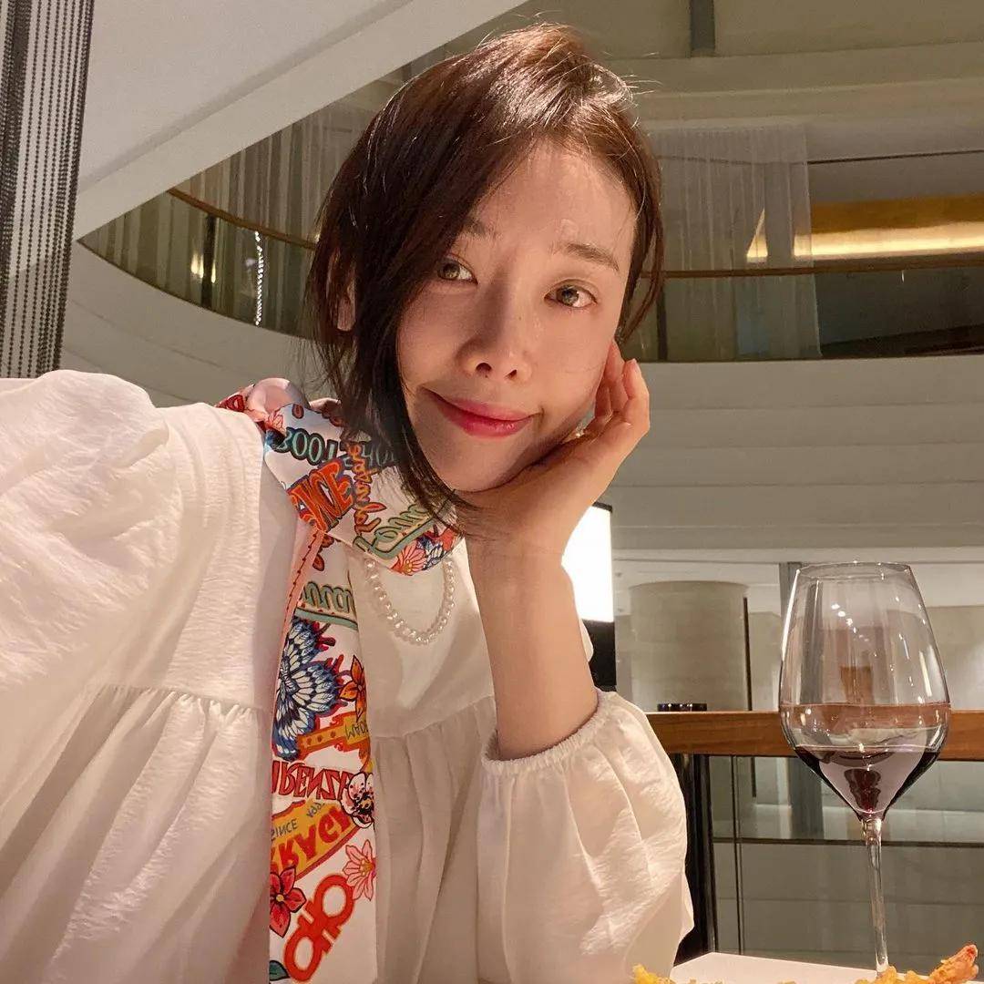 絲巾不只繫脖子！教你「9種不老氣的繫法」超乎想像　一條小小絲巾「能遮肉、能顯瘦」