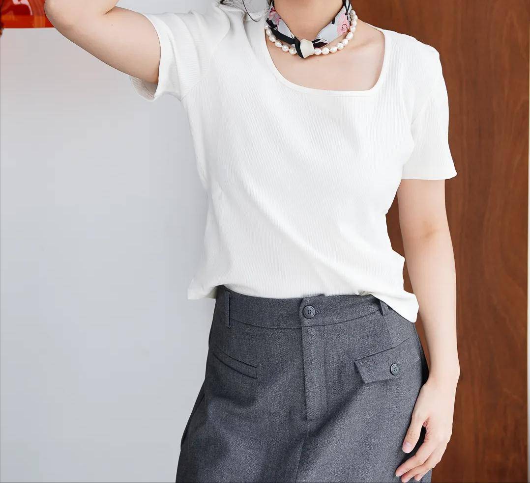 絲巾不只繫脖子！教你「9種不老氣的繫法」超乎想像　一條小小絲巾「能遮肉、能顯瘦」