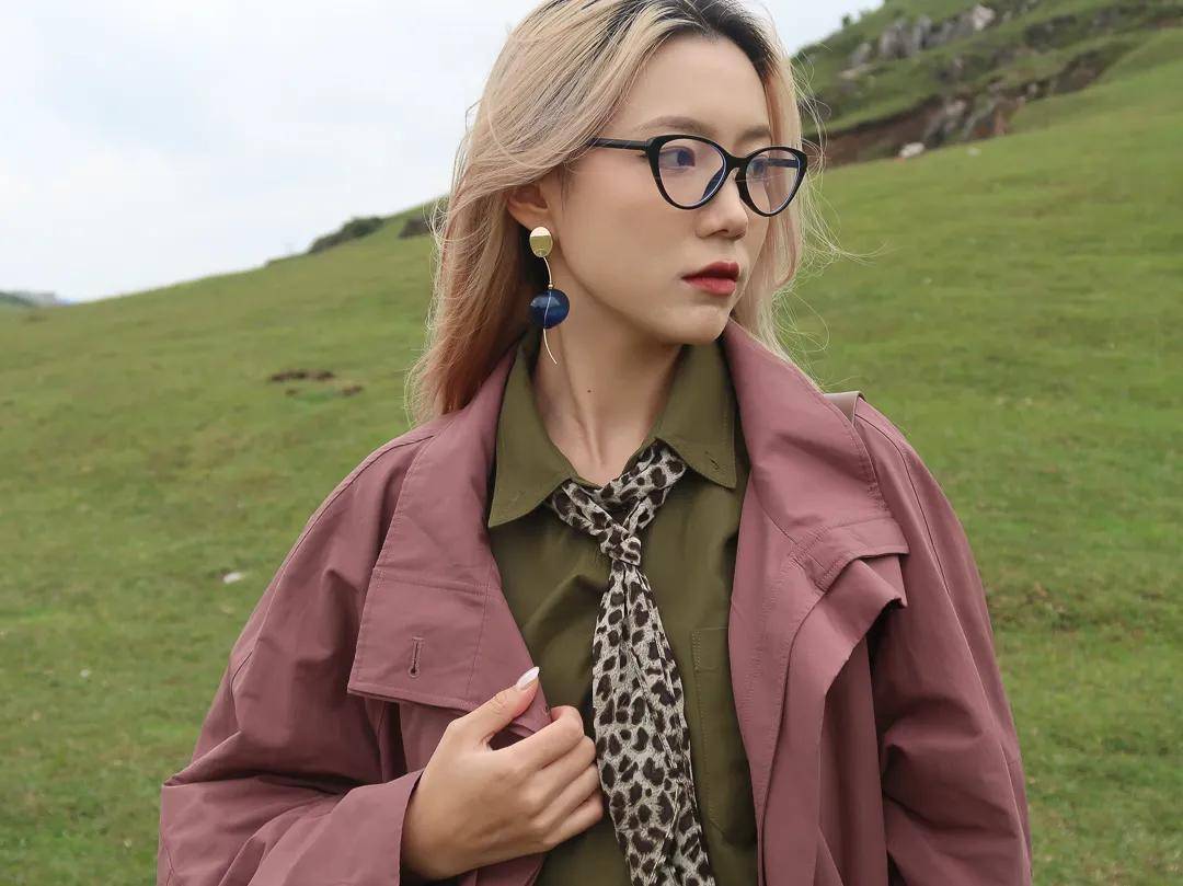 絲巾不只繫脖子！教你「9種不老氣的繫法」超乎想像　一條小小絲巾「能遮肉、能顯瘦」