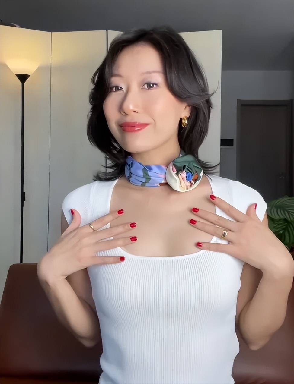 絲巾不只繫脖子！教你「9種不老氣的繫法」超乎想像　一條小小絲巾「能遮肉、能顯瘦」