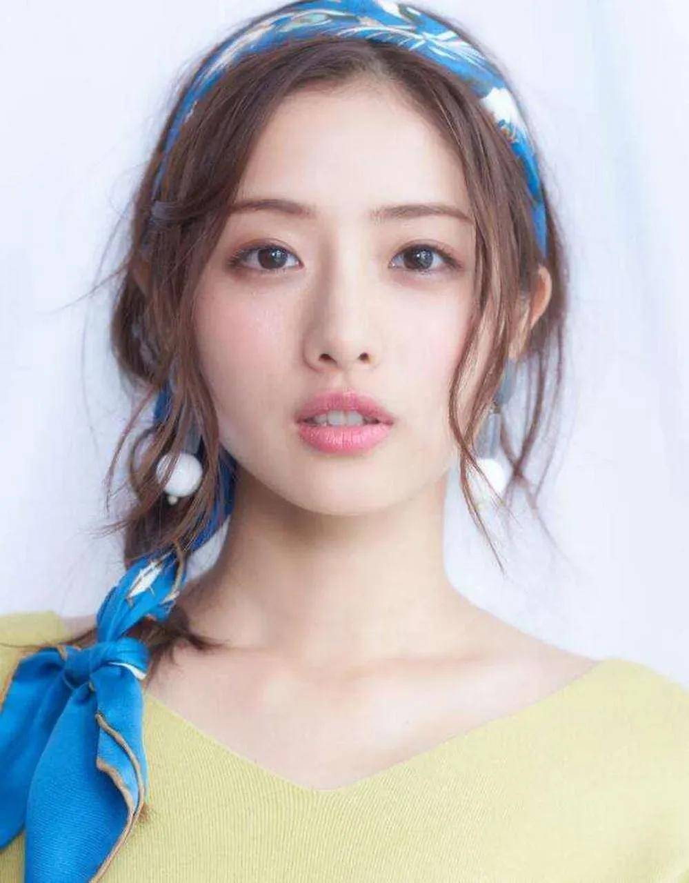 絲巾不只繫脖子！教你「9種不老氣的繫法」超乎想像　一條小小絲巾「能遮肉、能顯瘦」