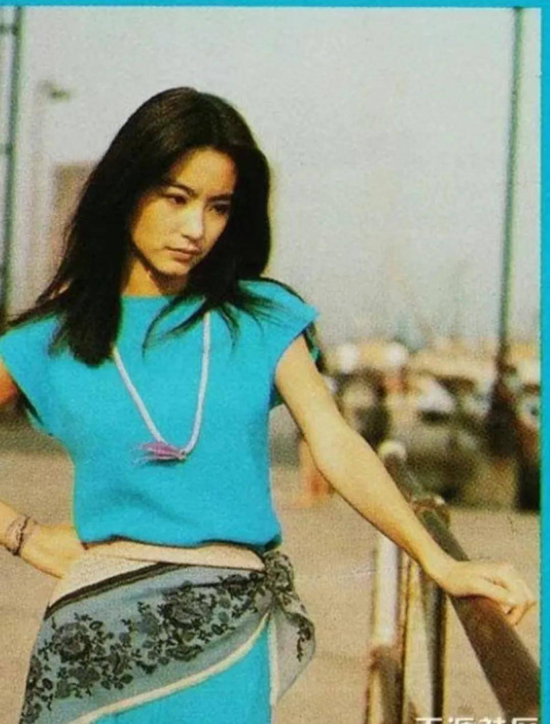 絲巾不只繫脖子！教你「9種不老氣的繫法」超乎想像　一條小小絲巾「能遮肉、能顯瘦」