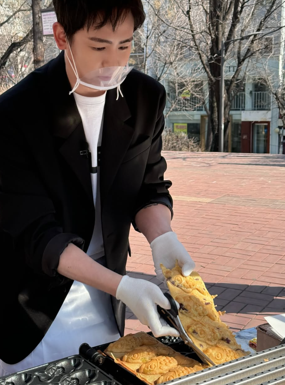 驚喜！南韓天團2PM尼坤街頭賣鯛魚燒 親民舉動融化粉絲心