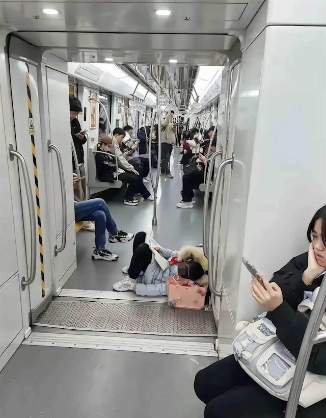 撐不住了！小女孩「直接在車廂地板」呼呼大睡　近看「手緊握1物品」網鼻酸：悲哀的社會
