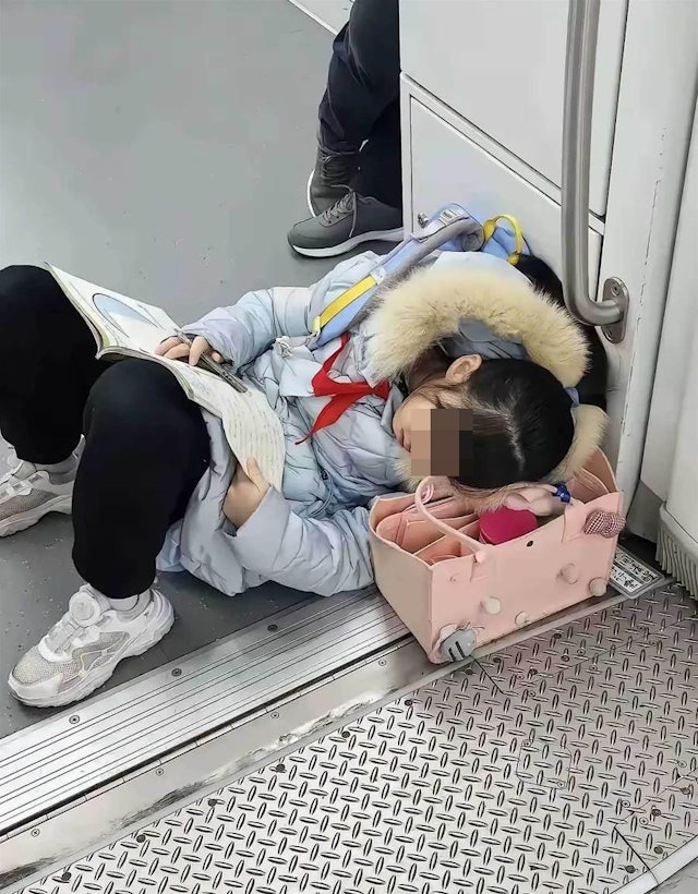 撐不住了！小女孩「直接在車廂地板」呼呼大睡　近看「手緊握1物品」網鼻酸：悲哀的社會