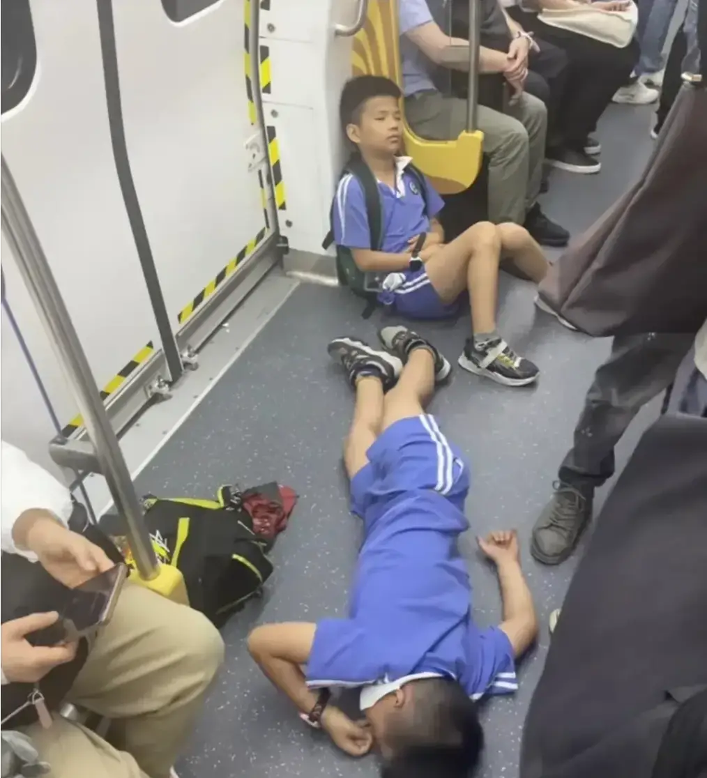撐不住了！小女孩「直接在車廂地板」呼呼大睡　近看「手緊握1物品」網鼻酸：悲哀的社會