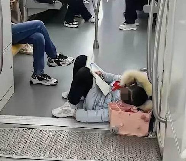 撐不住了！小女孩「直接在車廂地板」呼呼大睡　近看「手緊握1物品」網鼻酸：悲哀的社會