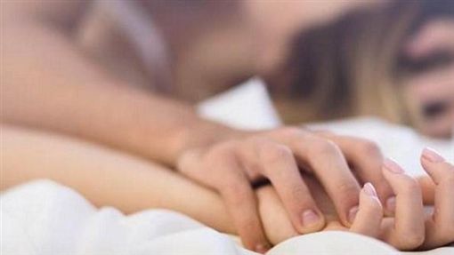 終於買房！32歲人妻「請裝潢師傅做裝潢」點綴愛巢　幾個月後懷孕「尪一聽卻崩潰了」...
