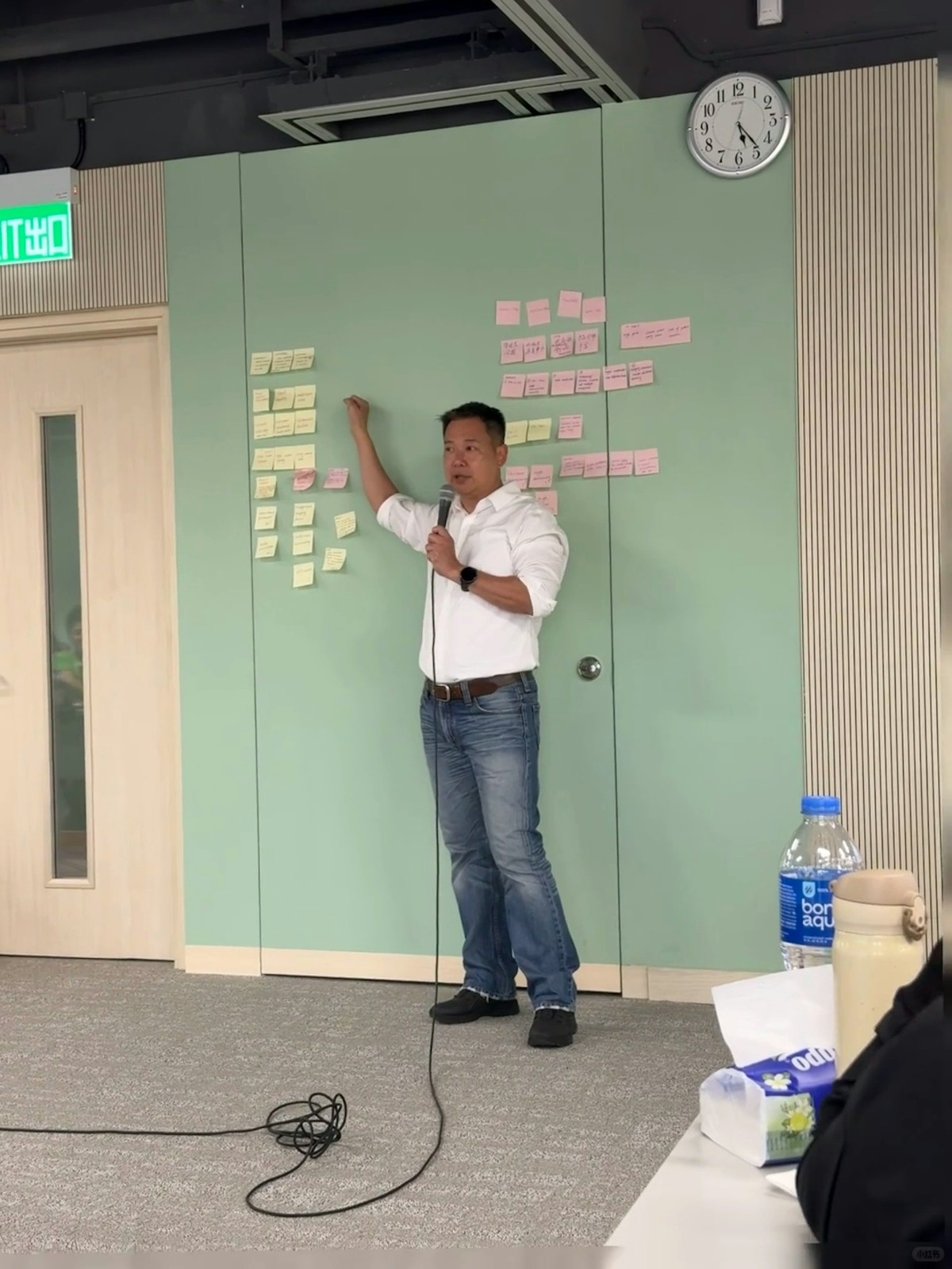 淡出螢光幕15年！55歲蔡子健華麗轉身 網友驚見「Dr.cai」課堂上帥氣依舊