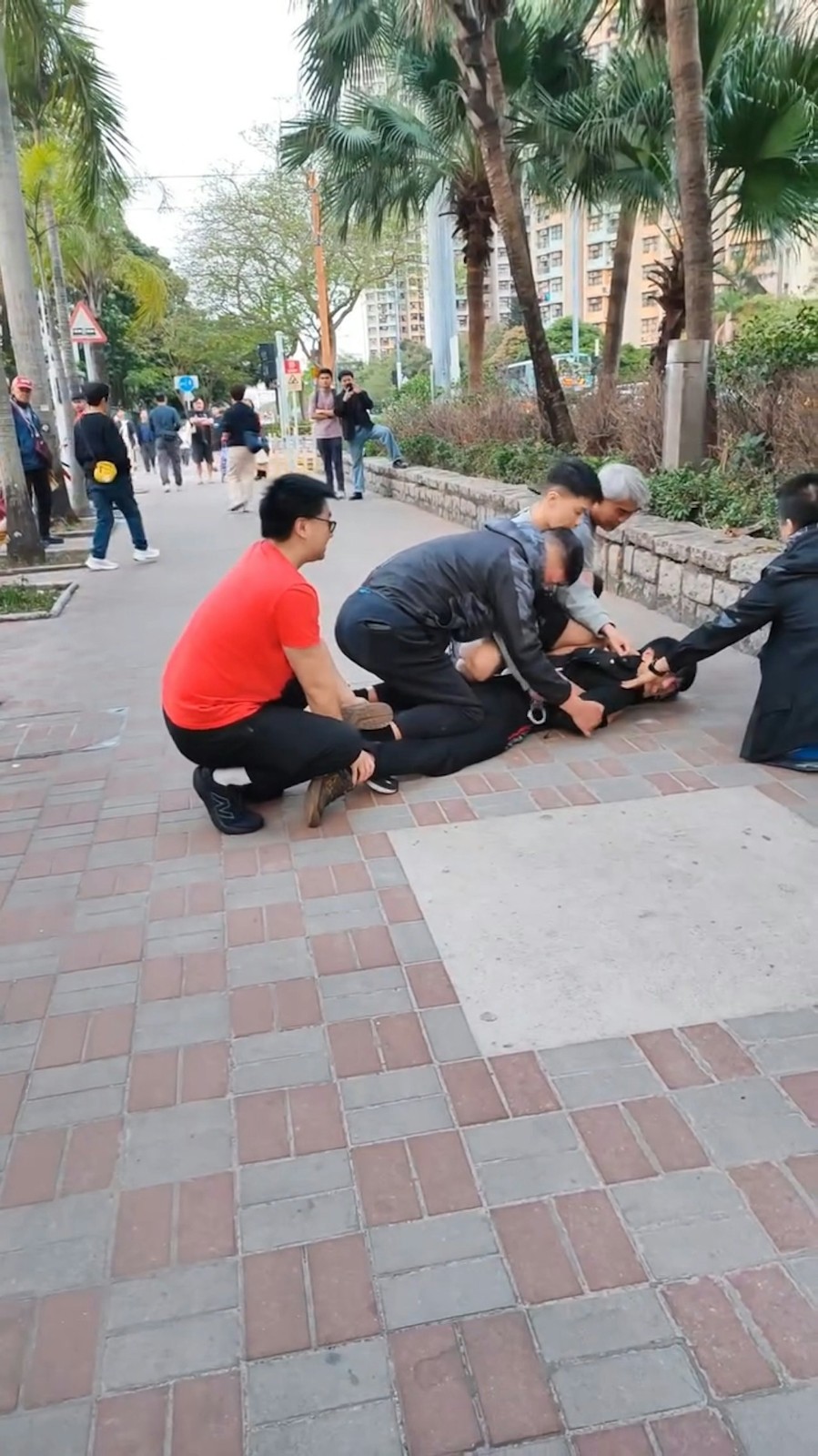 昔日男神墮落！知名男星「做外送慘遭逮捕」狼狽模樣曝光　網一聽原因搖頭：「是他罪有應得...」