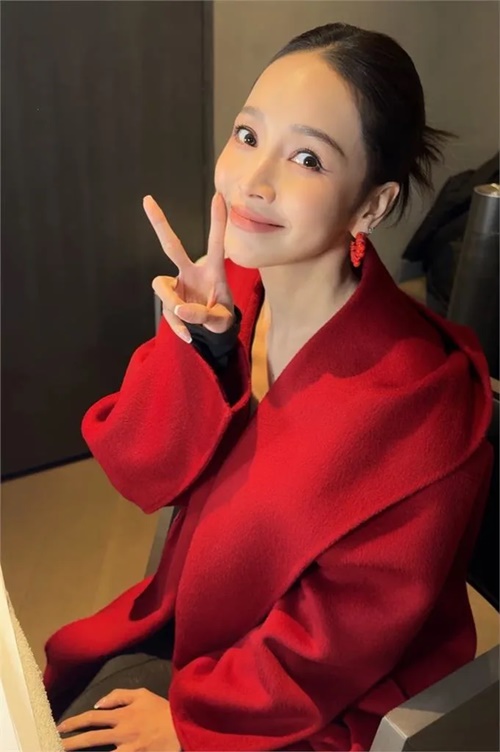 這是誰？侯佩岑「素顏現身台灣街頭」　髮際線大後退「47歲真實狀態」曝光網驚喊：認不出來