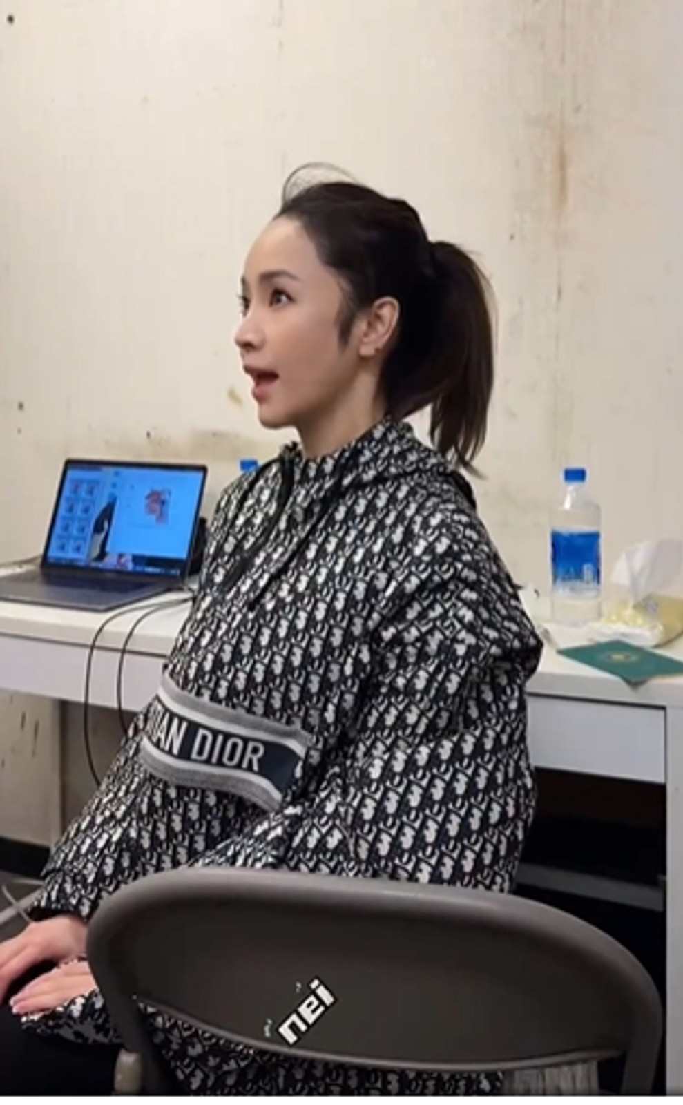 這是誰？侯佩岑「素顏現身台灣街頭」　髮際線大後退「47歲真實狀態」曝光網驚喊：認不出來