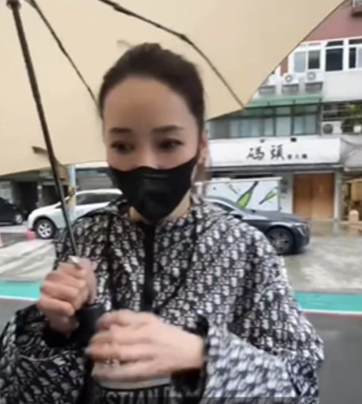 這是誰？侯佩岑「素顏現身台灣街頭」　髮際線大後退「47歲真實狀態」曝光網驚喊：認不出來