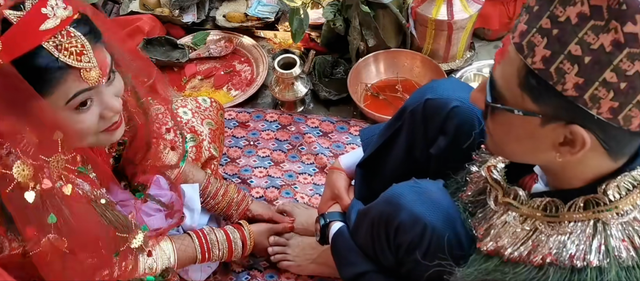 為愛遠嫁尼泊爾!她在結婚當天「被逼喝丈夫洗腳水」 婚後被婆家「狂潑牛尿羞辱」崩潰:被當瘟神對待...