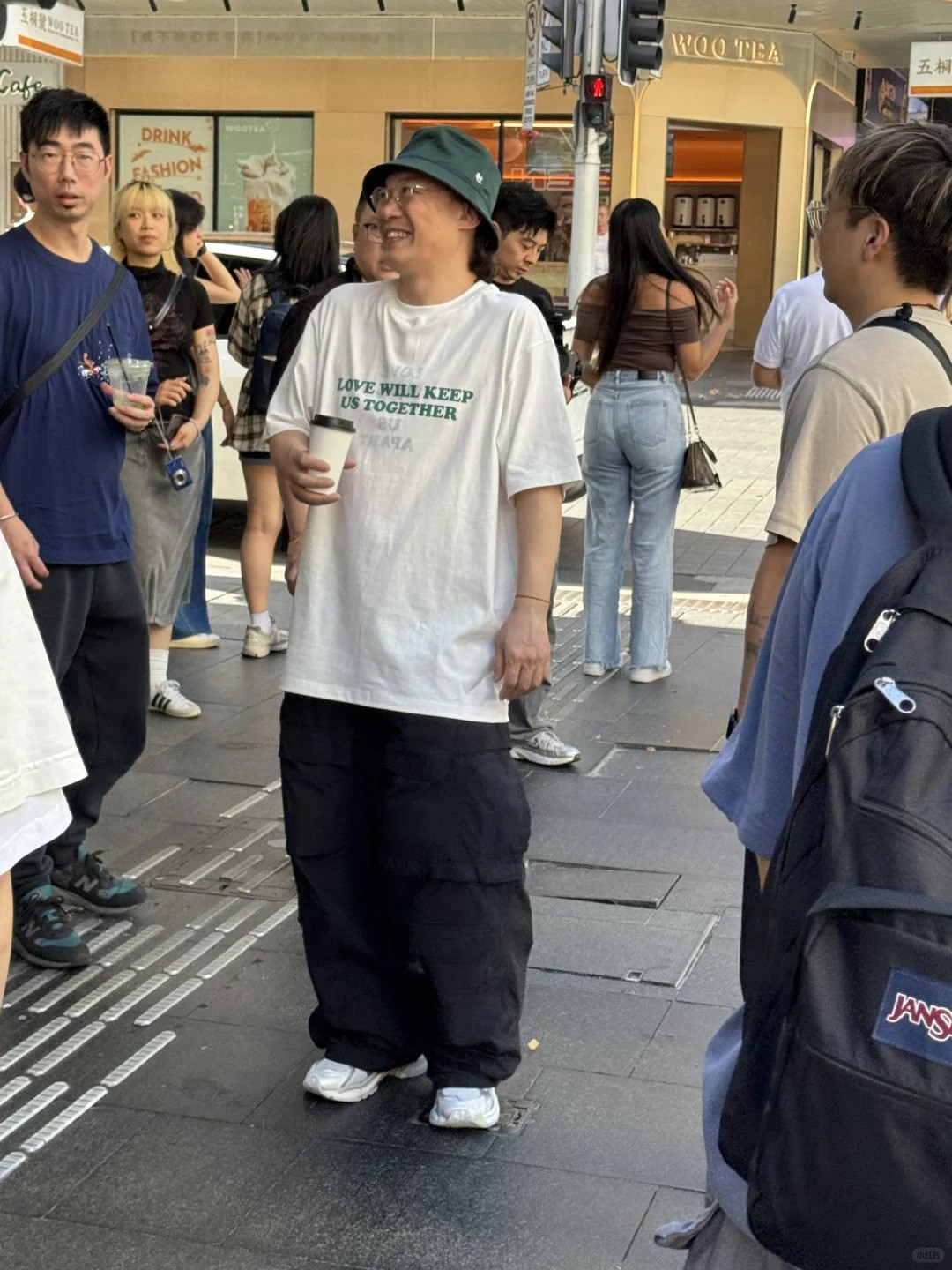 街頭巧遇「50歲大咖樂壇天王」 大方微笑合照！私下「1親民之舉」粉絲驚喊：什麼樣的好運