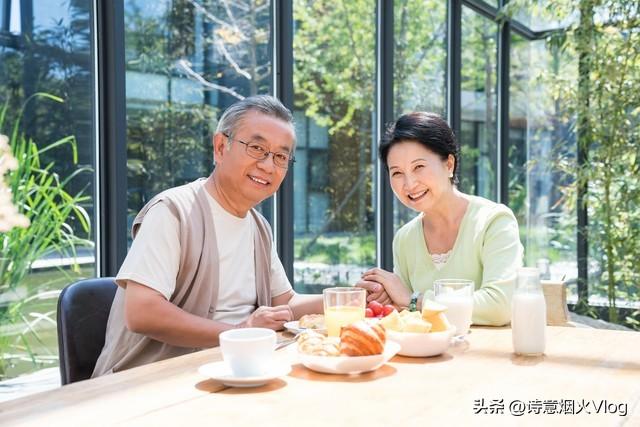 相伴15年的二婚老伴去世！「正想收行李走人」繼子拿出了遺囑，我看完淚流滿面...