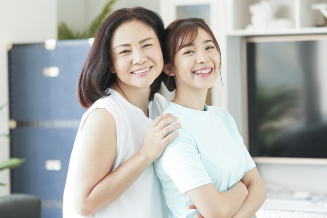 人到中年才明白：孝順公婆和娘家父母，結局原來大不同
