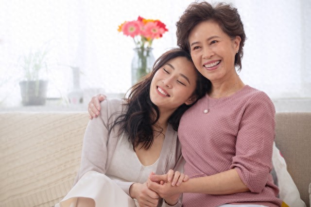 人到中年才明白：孝順公婆和娘家父母，結局原來大不同