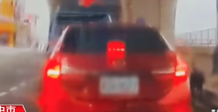 台中目睹「路中央開門棄狗」！一路追車「心碎畫面曝光」動保局出手了
