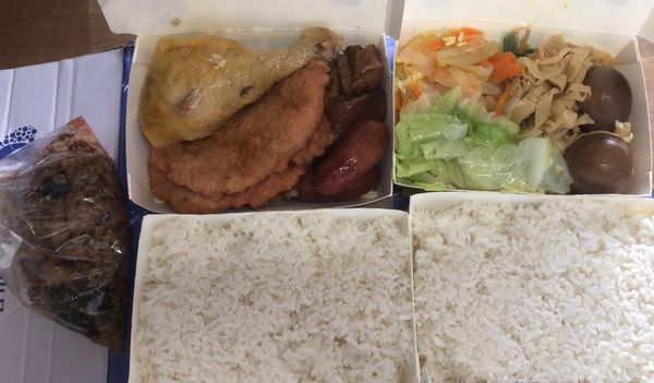 被坑了？台東自助餐「2份便當500元」菜色曝光　他傻眼「拿養樂多再加20」店家出面回應了