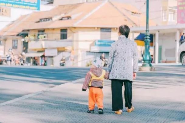 「兒子，以後別帶孫子來看我了...」一位老母親的哭訴，刺痛了無數老人的心