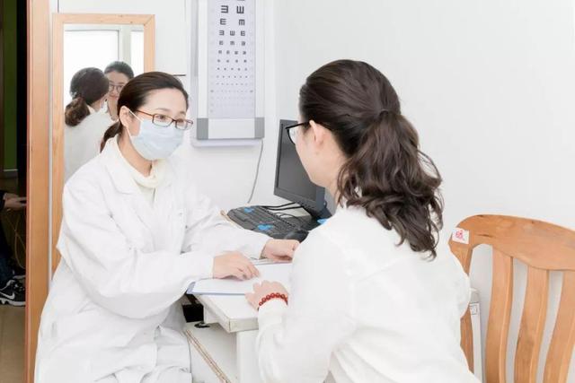高齡懷孕！女子8個月「突腹痛不已」緊急剖腹　醫生驚呼「子宮裡沒孩子」：疏忽一事惹禍