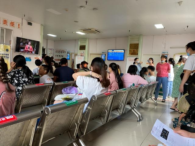 高齡懷孕！女子8個月「突腹痛不已」緊急剖腹　醫生驚呼「子宮裡沒孩子」：疏忽一事惹禍