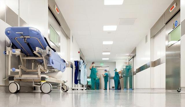 高齡懷孕！女子8個月「突腹痛不已」緊急剖腹　醫生驚呼「子宮裡沒孩子」：疏忽一事惹禍