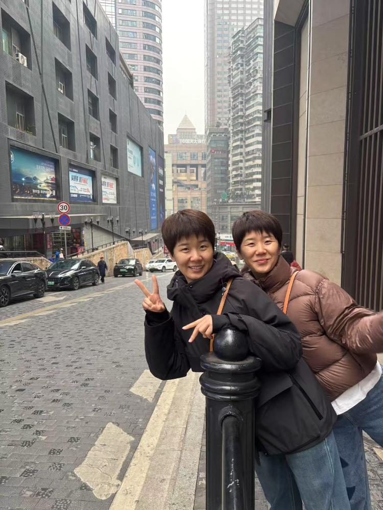 聚會遇見「和自己長一模一樣的人」！連興趣都像成為閨蜜　一年後「突然想到要驗DNA」結果傻了