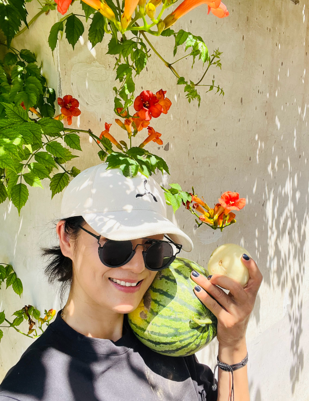 被封第一美女！50歲女星「遭丈夫外遇背叛」黯然離婚　毅然帶女兒「隱居山林種地」近況曝光