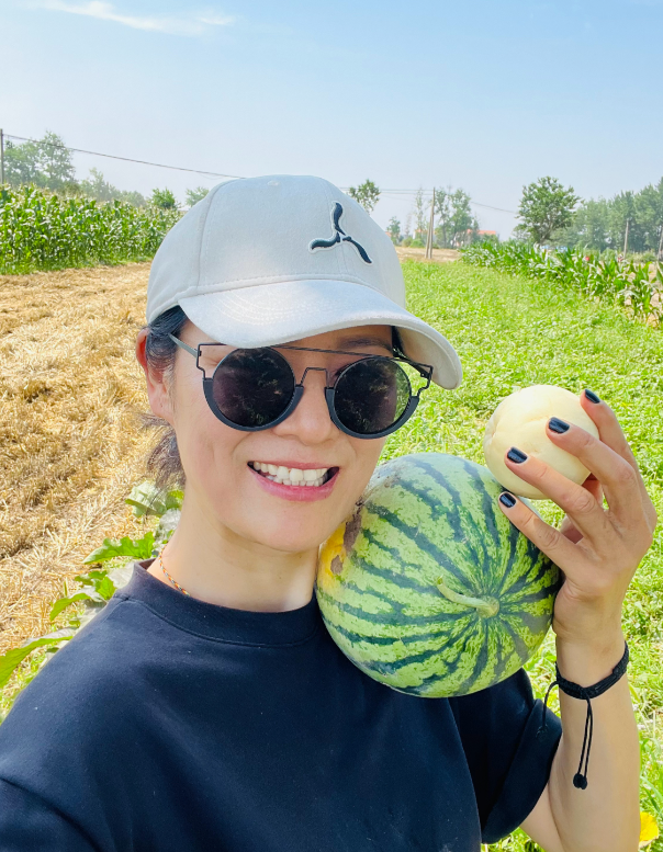 被封第一美女！50歲女星「遭丈夫外遇背叛」黯然離婚　毅然帶女兒「隱居山林種地」近況曝光