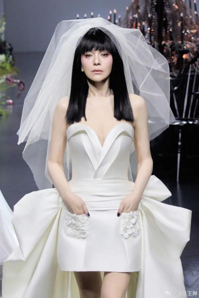 演壞女人紅遍兩岸！55歲實力派影后「亮麗蛻變穿婚紗」粉絲沒認出　離婚2次成單親媽「卻活成女王」