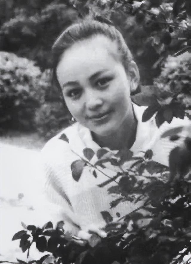 演壞女人紅遍兩岸！55歲實力派影后「亮麗蛻變穿婚紗」粉絲沒認出　離婚2次成單親媽「卻活成女王」