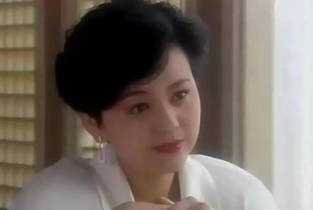 演壞女人紅遍兩岸！55歲實力派影后「亮麗蛻變穿婚紗」粉絲沒認出　離婚2次成單親媽「卻活成女王」