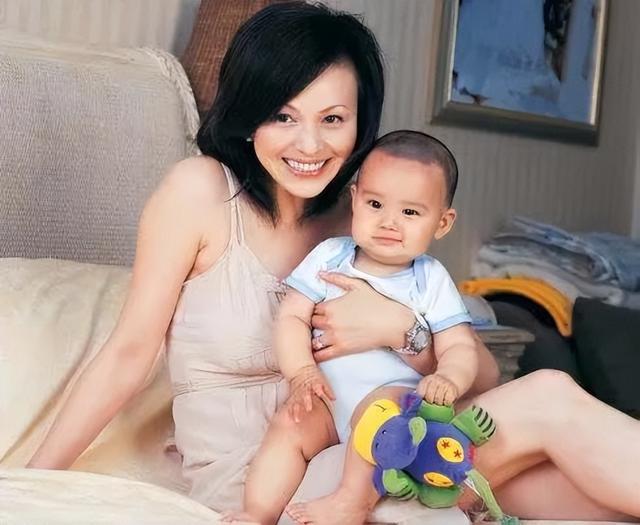 演壞女人紅遍兩岸！55歲實力派影后「亮麗蛻變穿婚紗」粉絲沒認出　離婚2次成單親媽「卻活成女王」