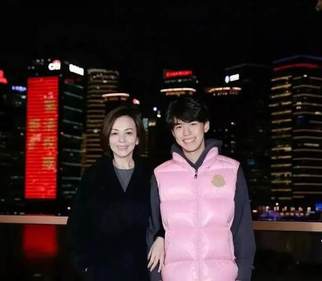 演壞女人紅遍兩岸！55歲實力派影后「亮麗蛻變穿婚紗」粉絲沒認出　離婚2次成單親媽「卻活成女王」