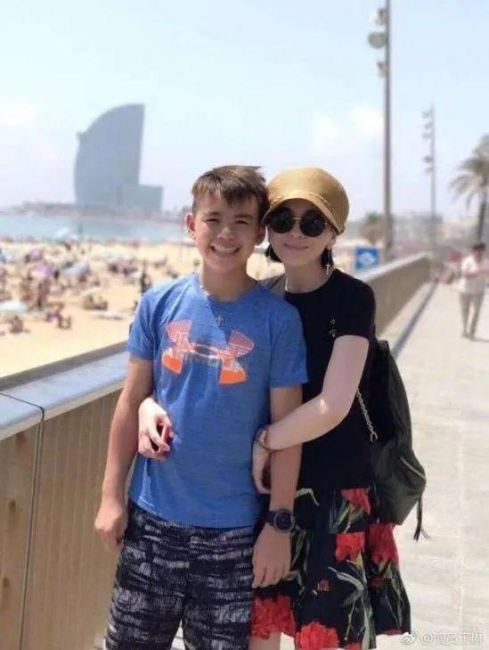 演壞女人紅遍兩岸！55歲實力派影后「亮麗蛻變穿婚紗」粉絲沒認出　離婚2次成單親媽「卻活成女王」