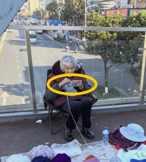 九旬奶奶的天橋手工人生：不是為了錢，而是對生活的熱愛