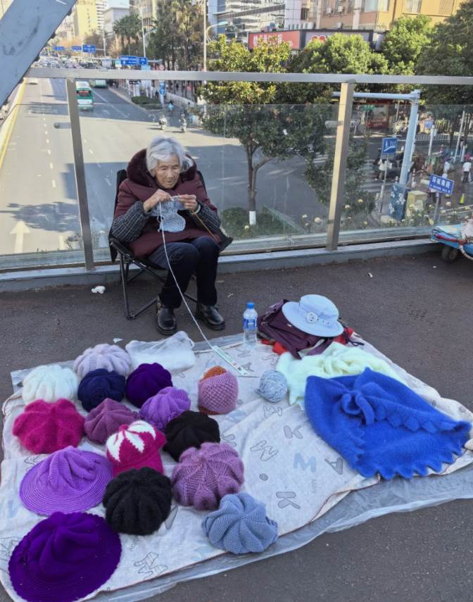 九旬奶奶的天橋手工人生：不是為了錢，而是對生活的熱愛