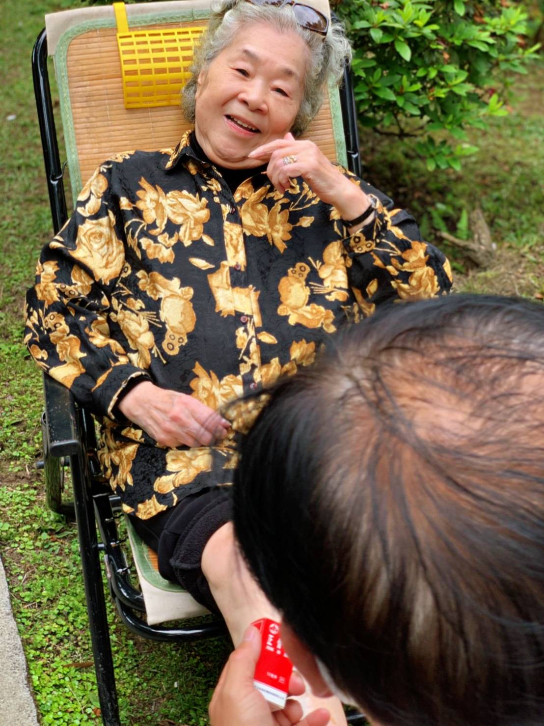 素珠與初戀夫牽手62年！被老公寵一甲子：「私下是溫柔小女人」　如今當阿祖「5曾孫相伴」收斂脾氣