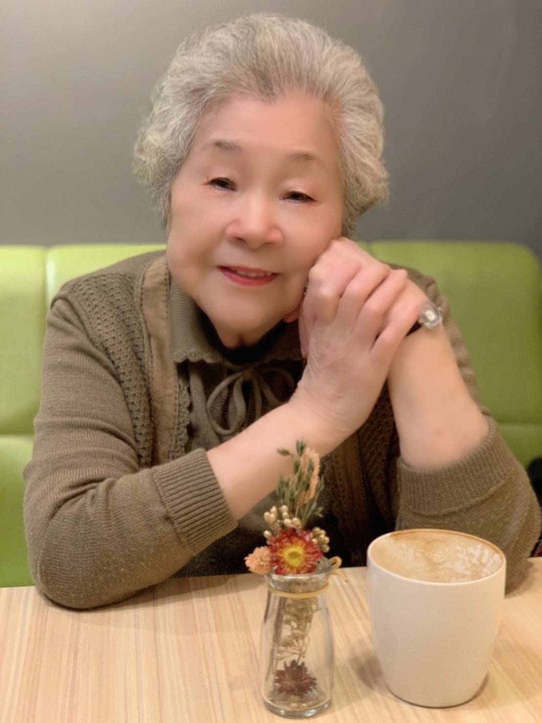 素珠與初戀夫牽手62年！被老公寵一甲子：「私下是溫柔小女人」　如今當阿祖「5曾孫相伴」收斂脾氣