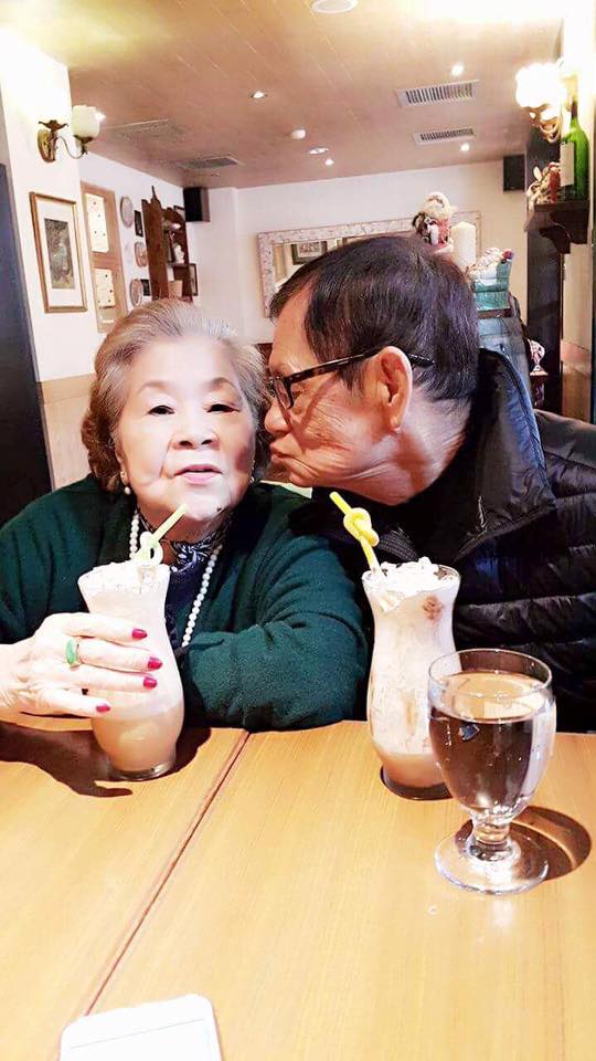 素珠與初戀夫牽手62年！被老公寵一甲子：「私下是溫柔小女人」　如今當阿祖「5曾孫相伴」收斂脾氣