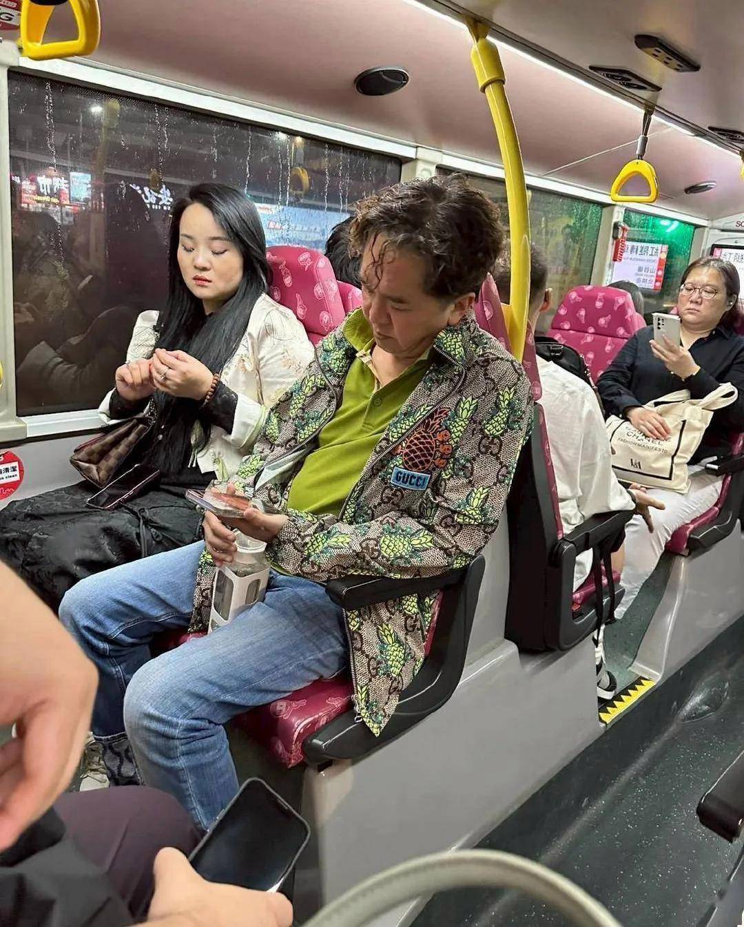 搭公車巧遇男星！他身家15億「接地氣不奢華」　59歲「滿臉疲憊」：看著像打工人