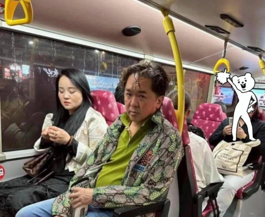 搭公車巧遇男星！他身家15億「接地氣不奢華」　59歲「滿臉疲憊」：看著像打工人