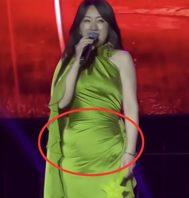 當年為愛淡出!54歲歌后罕露面「肉肚撐爆洋裝」全被拍 粉絲見狀崩潰:「連女神也中年發福了...」